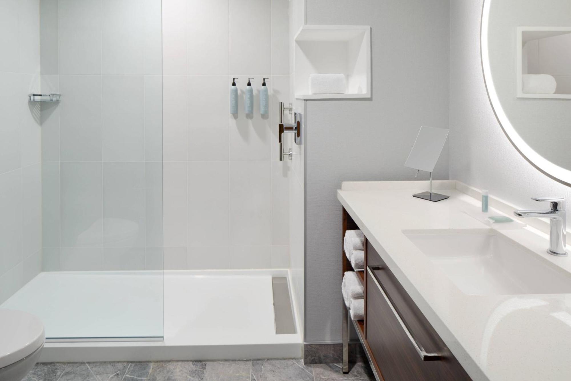 Courtyard By Marriott Montreal Laval Exterior foto