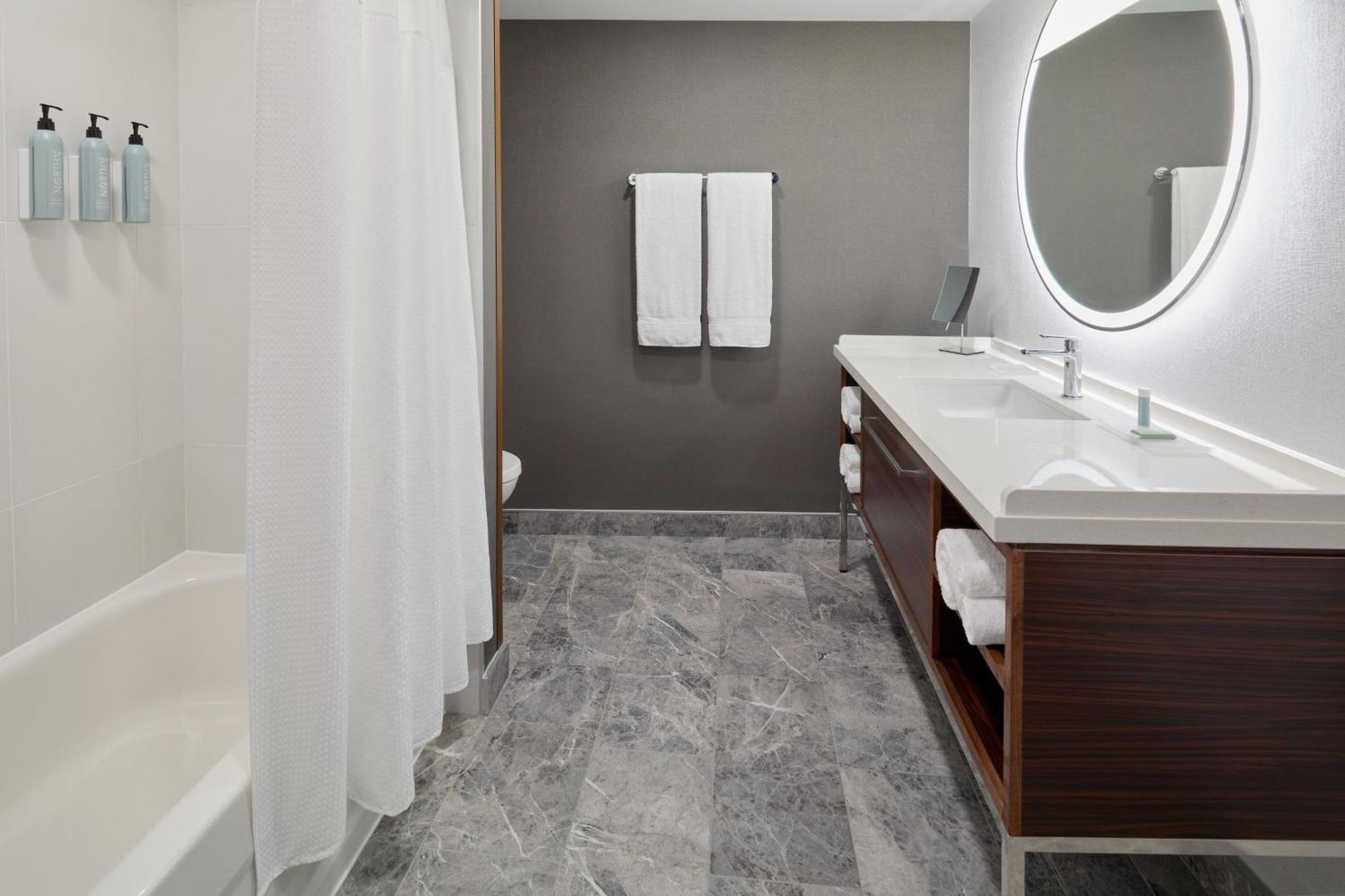 Courtyard By Marriott Montreal Laval Exterior foto